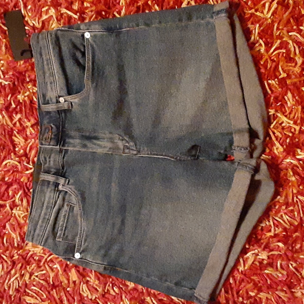 Blank NYC "The Perry" Denim Cuffed Mom Shorts - Picture 2 of 9